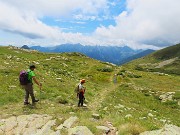 54 Sul sent. 204A scendiamo al Lago Basso delle Foppe